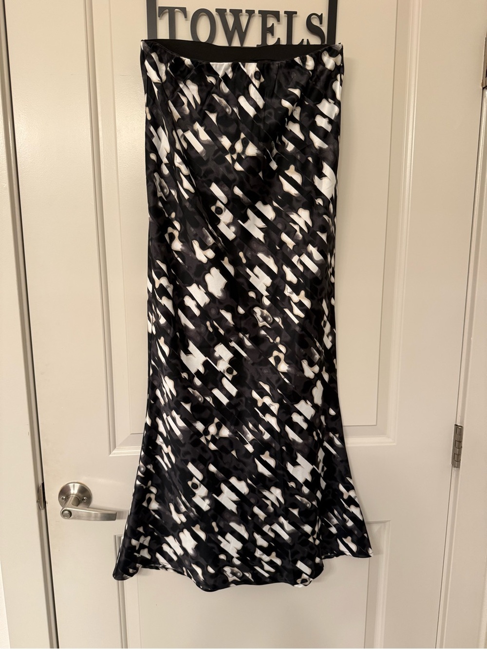 Vero Moda Black and White Maxi Skirt with Abstract Print